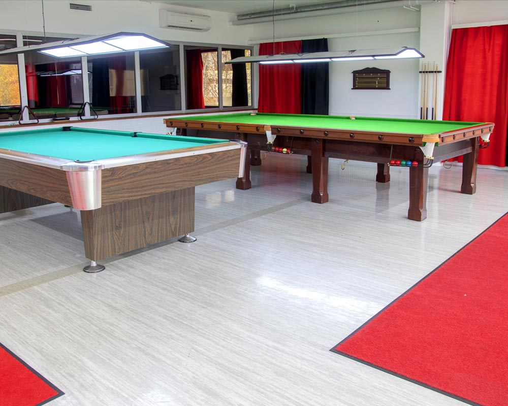 HB Loungen pelihuoneesta löytyy täysimittaiset biljardi- ja snookerpöydät sekä Beer Bong pöytä.