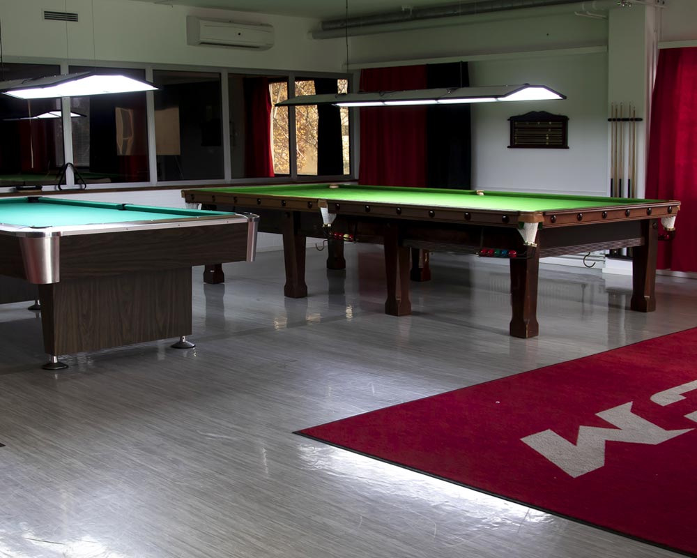 HB Loungen pelihuoneesta löytyy täysimittaiset biljardi- ja snookerpöydät sekä Beer Bong pöytä.