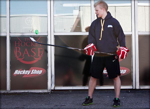 Hockey Base Teemu Pulkkinen harjoittelee kiekonhallintaa