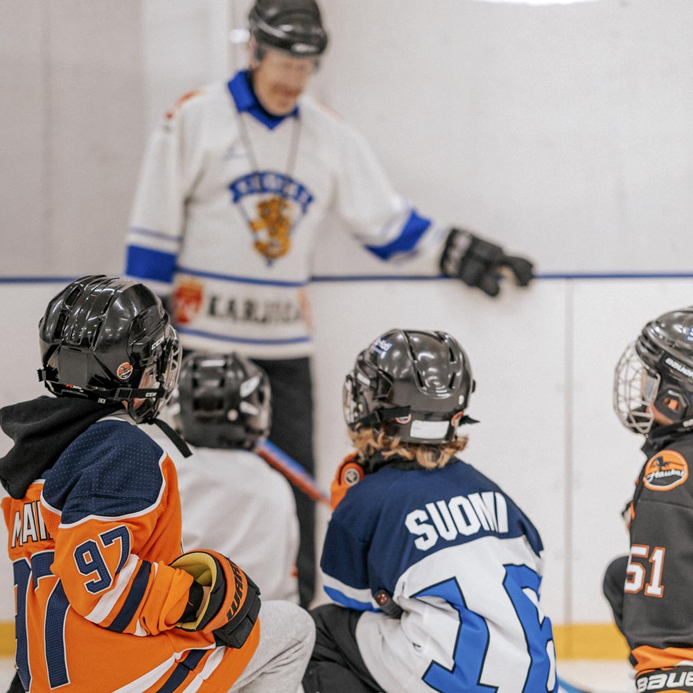 Lastenjuhlat Hockey Basessa
