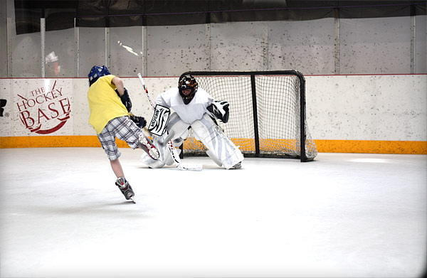 Hockey Base maalivahtikoulussa hyödynnetään tehokkaasti KwikRink-synteettistä jäätä.