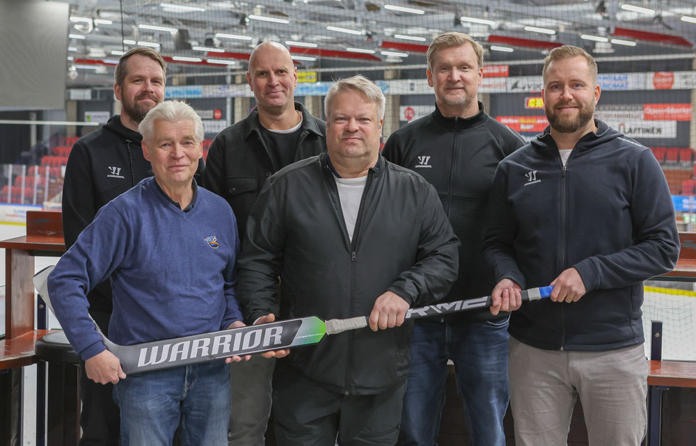 Sopimuksen allekirjpoitustilaisuus Tikkurilan jäähallilla: Warrior Sports Finland, Kiekko.Vantaa ja Hockey Base
